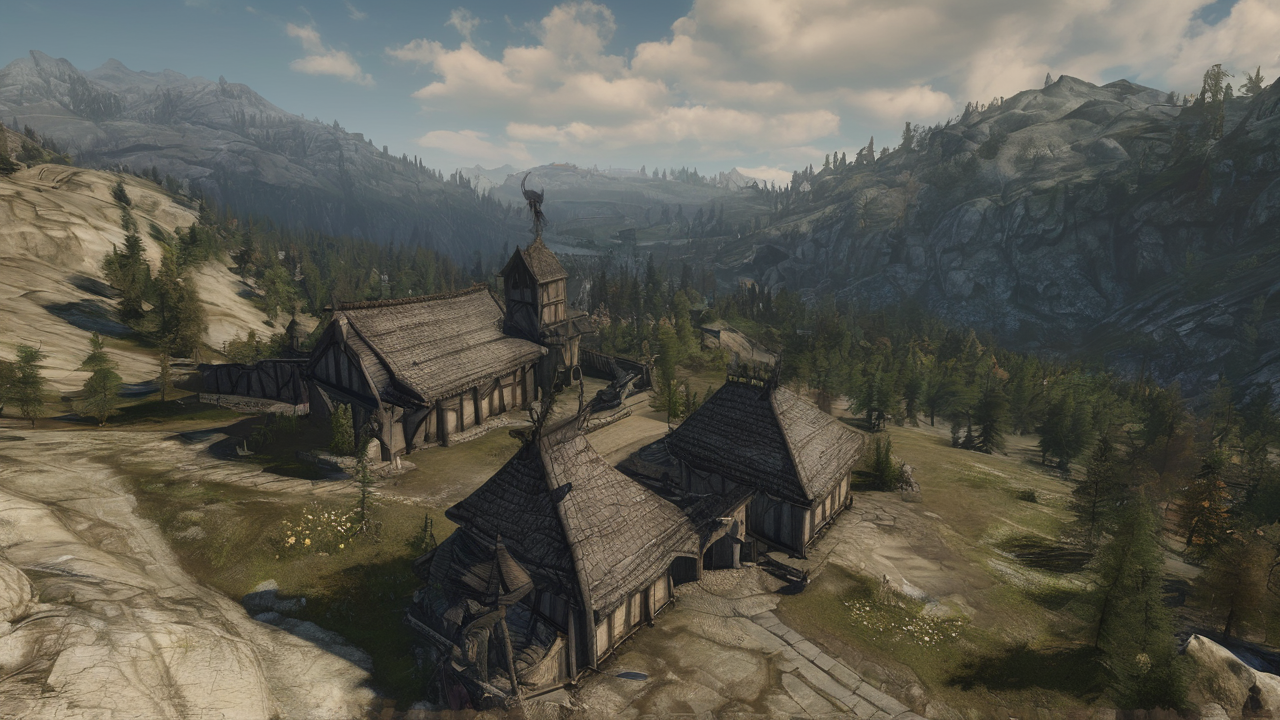 Nocny widok na Skyrim z magiczną zorzą polarną nad górami i starożytnymi ruinami